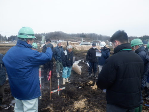 本暗渠と補助暗渠の埋設後の断面状況を確認